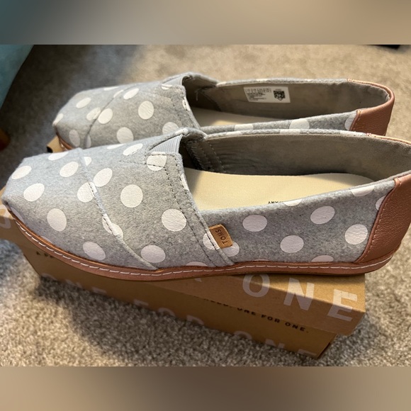 Brand new, never worn women’s TOMS. size 7 - Picture 2 of 2